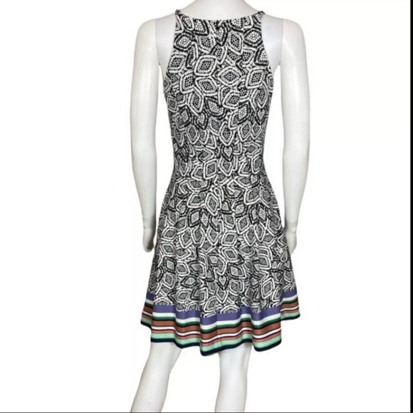 Vince Camuto Women's Fit Flare Dress Halter Sleeves size 8 Black White Printed - Picture 3 of 10